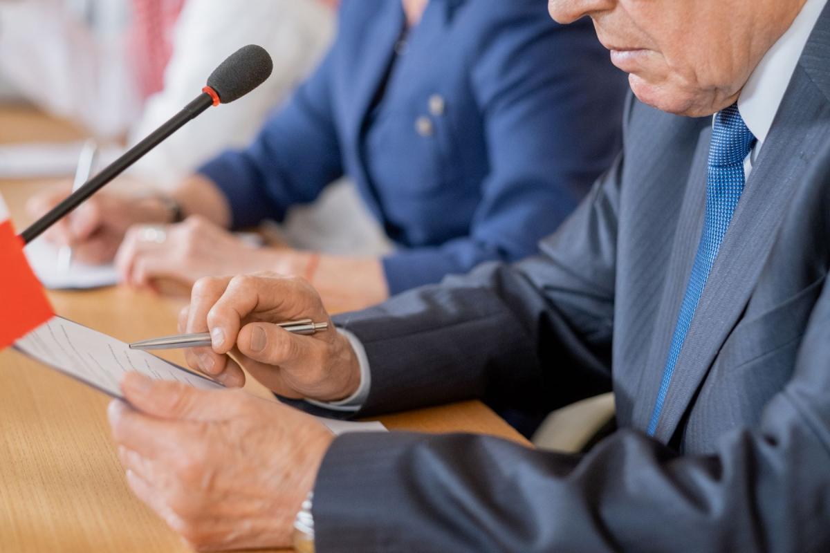 hands of expert witness pointing at a document on the stand